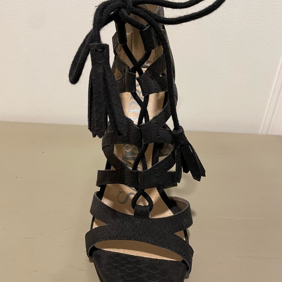 Black lace up - Picture 2 of 4